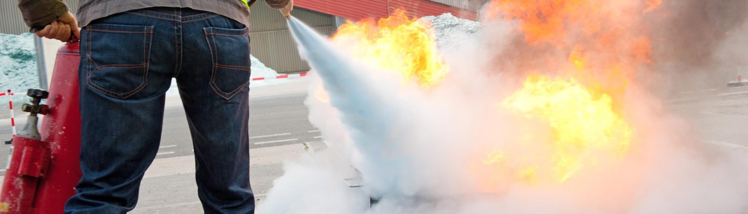 Feuerlöscher im Einsatz bei einer Brandschutzübung – Schulung zur Brandbekämpfung und zum sicheren Umgang mit Feuerlöschern